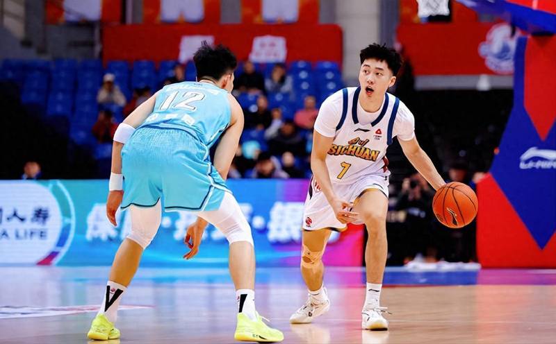  【深度分析】职业球员合同纠纷与转会机制解析 体育新闻