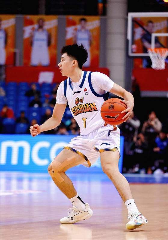  【深度分析】职业球员合同纠纷与转会机制解析 体育新闻