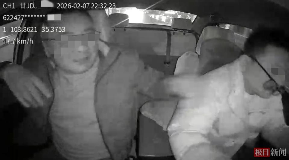  甘肃临洮一男乘客抢夺出租车方向盘致撞树，26秒后跳车逃跑被警方控制 新闻 甘肃临洮一男乘客抢夺出租车方向盘致撞树，26秒后跳车逃跑被警方控制 新闻