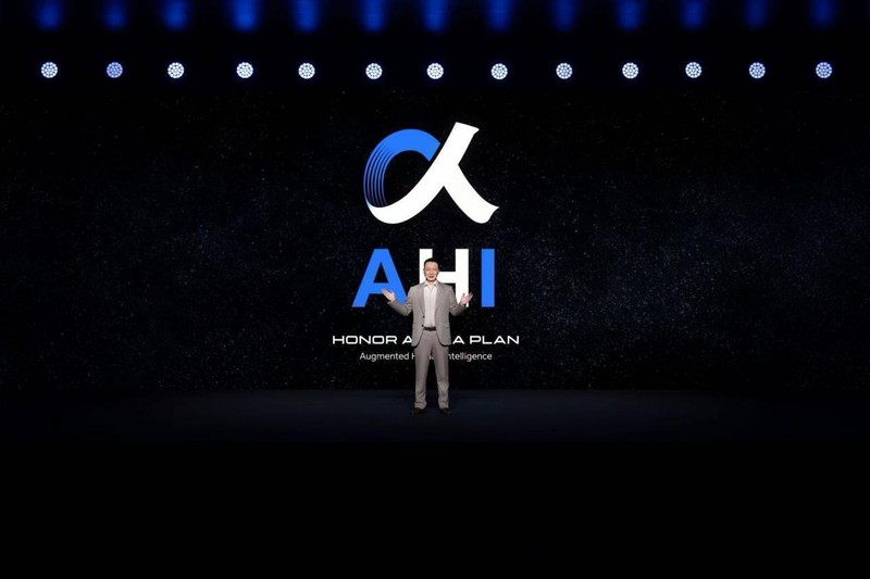  一口气发布机器人手机、折叠屏新旗舰、人形机器人，李健MWC炸场：荣耀要让AI长出手脚 新闻