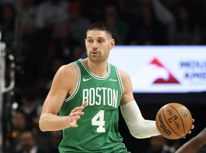  凯尔特人内线遭遇打击，武切维奇右手无名指骨折需手术；预计恢复期较长，球队需调整阵容应对。 体育新闻