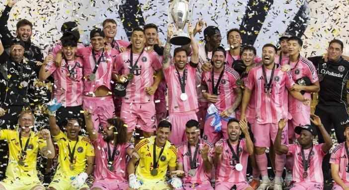  白宫东厅灯光亮起，冠军球队齐聚；梅西握手瞬间，荣耀与微笑交汇。 体育新闻 白宫东厅灯光亮起，冠军球队齐聚；梅西握手瞬间，荣耀与微笑交汇。 体育新闻