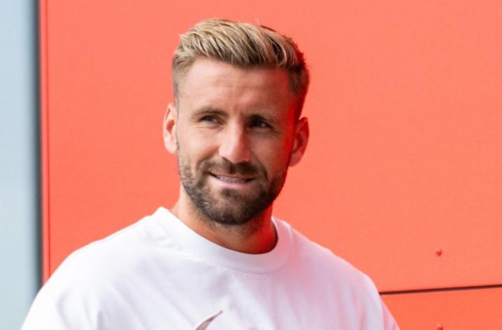  从球场到庭院，卢克·肖处理豪宅隐患；樱桃树移除获准，守护孩子玩乐空间。 娱乐新闻