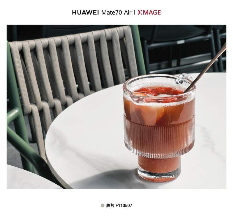  轻薄大屏新选择：华为 Mate 70 Air 带来舒适握持与沉浸视觉；纤薄机身内藏强劲续航，日常使用更从容。 手机评测