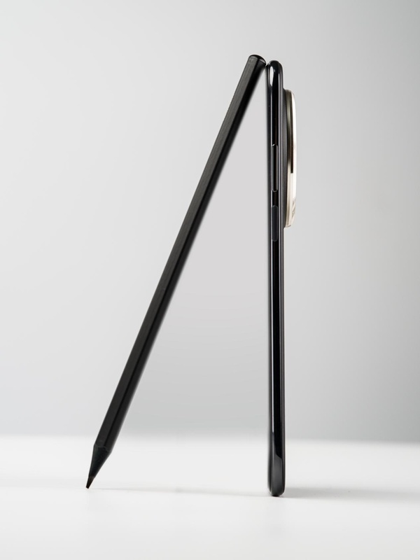  轻薄大屏新选择：华为 Mate 70 Air 带来舒适握持与沉浸视觉；纤薄机身内藏强劲续航，日常使用更从容。 手机评测