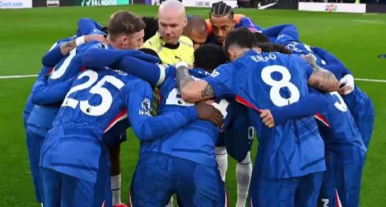  斯坦福桥中圈惊现奇观，裁判陷入球员包围；内维尔赛后痛斥，这简直荒唐至极！ 体育新闻 斯坦福桥中圈惊现奇观，裁判陷入球员包围；内维尔赛后痛斥，这简直荒唐至极！ 体育新闻