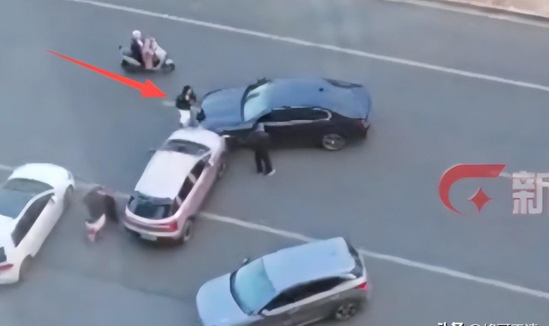  拒绝单纯的“路怒”叙事：当街斗殴并非偶然，而是被忽视的家庭悲剧 情感心理