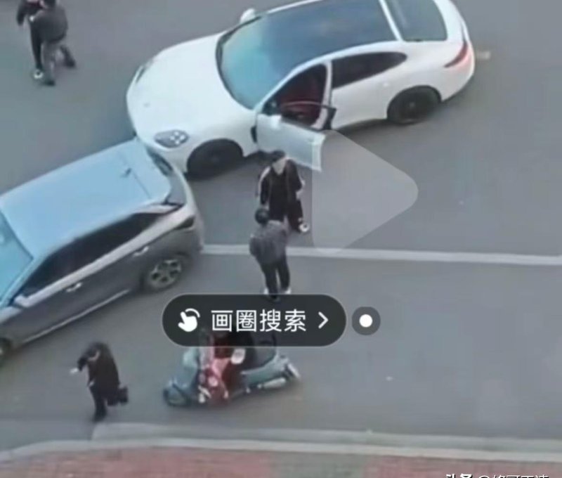  拒绝单纯的“路怒”叙事：当街斗殴并非偶然，而是被忽视的家庭悲剧 情感心理