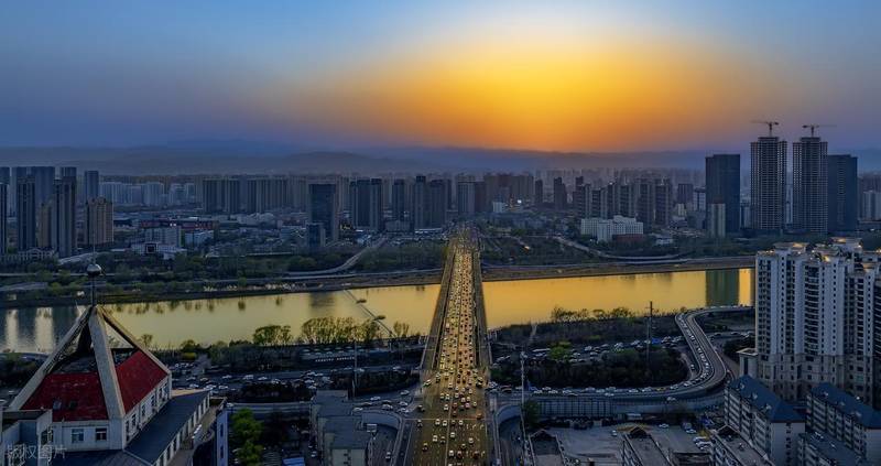  《兄弟情义与江湖规矩：当情分遇上底线》 影视小说